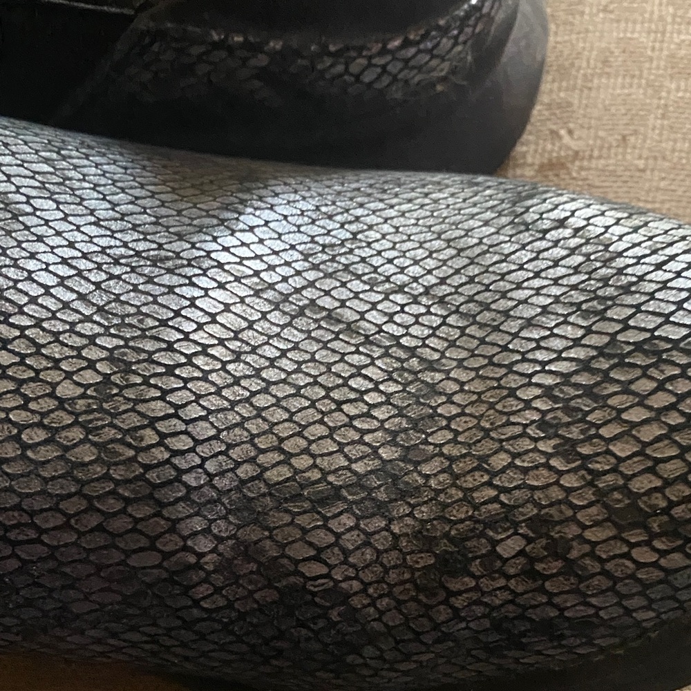 Infinity Textured Black and grey snake skinSlip-On clogs. Back folds up or down - Picture 8 of 9